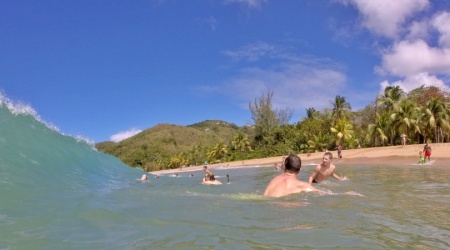 Baignade dans les vagues à Grand Anse en Guadeloupe